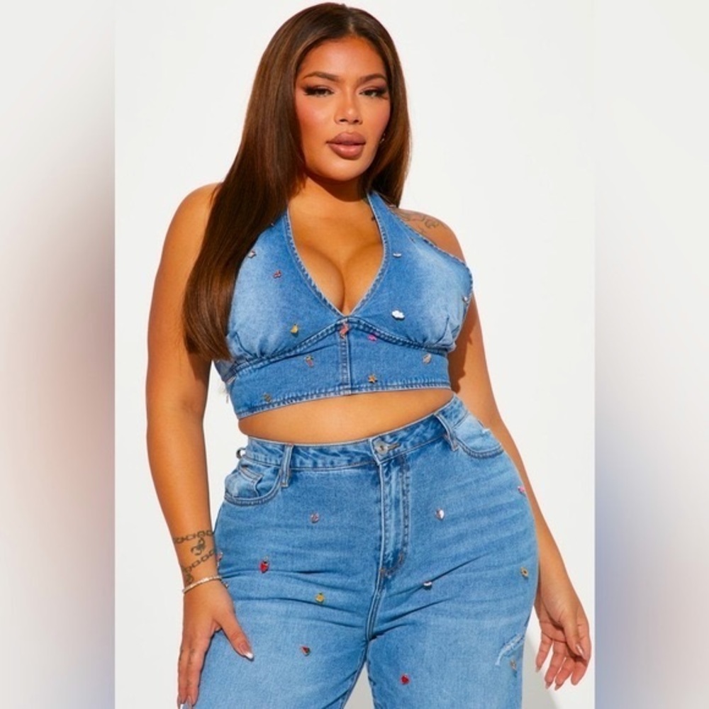 Charming Non Stretch Embellished Denim Halter
Top - Medium Wash Size 3X